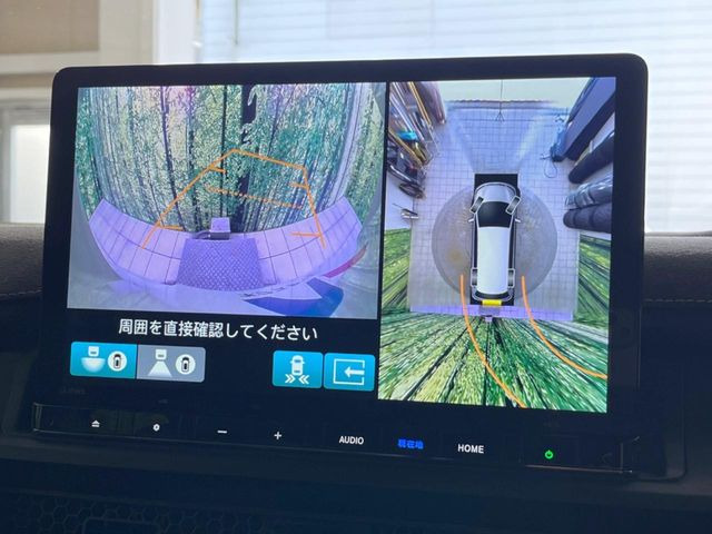 【マルチビューカメラシステム】専用のカメラにより、上から見下ろしたような視点で360度クルマの周囲を確認することができます☆死角部分も確認しやすく、狭い場所での切り返しや駐車もスムーズに行えます。