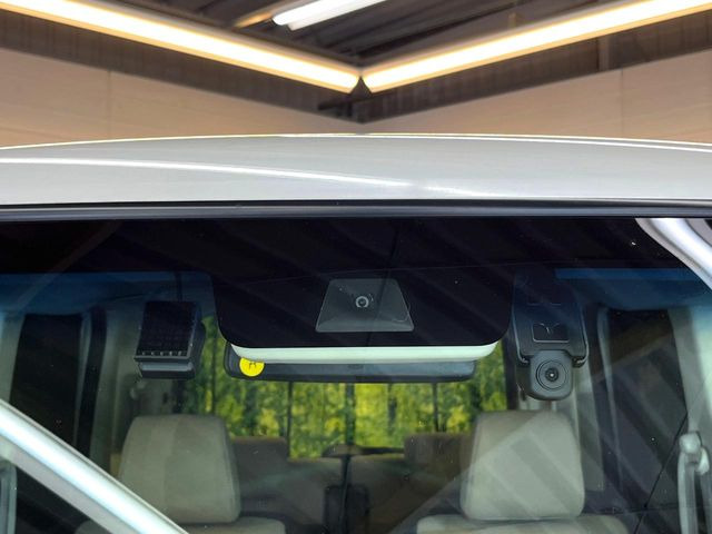【ホンダセンシング】走行中に前方の車両等を認識し、衝突しそうな時は警報とブレーキで衝突回避と被害軽減をアシスト。より安全にドライブをお楽しみいただけます。
