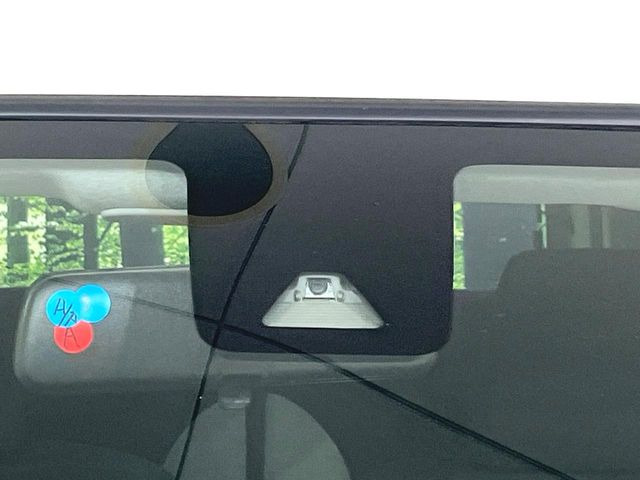 【スマートアシスト】走行中に前方の車両等を認識し、衝突しそうな時は警報とブレーキで衝突回避と被害軽減をアシスト。より安全にドライブをお楽しみいただけます。