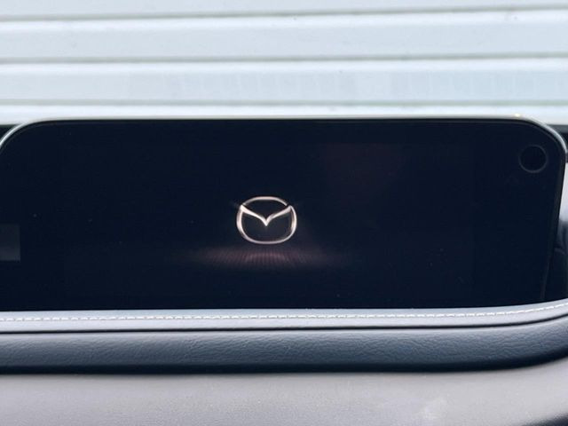 【8.8インチマツダコネクト】車内の雰囲気にマッチした大型のディスプレイ。スマホ接続でのナビ使用やBluetooth再生等、様々な機能が楽しめます。直感的なダイヤル操作が可能で、使い勝手も良好です。