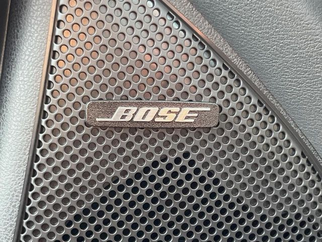 【BOSEサウンドシステム】メーカーオプションの高品位サウンドシステムを搭載。専用のチューニングが施された大小様々なスピーカーから良質なサウンドが奏でられ、臨場感あふれる音響空間を演出します。