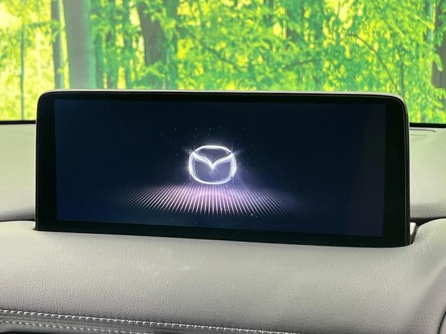 【10.25インチマツダコネクト】車内の雰囲気にマッチした大型ディスプレイ。スマホ接続でのナビ使用やBluetooth再生等、様々な機能が楽しめます。直感的なダイヤル操作が可能で、使い勝手も良好です。