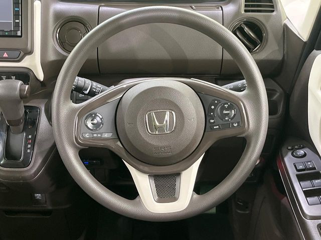 インテリアに合わせたデザインのステアリングは、運転される方のことも考え、運転しやすい形状、大きさです。是非一度、実際に触ってお確かめください。