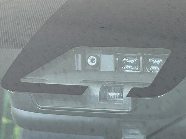 【プリクラッシュセーフティ】前方の車両等を検知し、衝突しそうな時は警報で注意を促し、ブレーキを踏む力をサポート。ブレーキを踏めなかった場合は衝突被害軽減ブレーキが作動、衝突回避をサポートします。