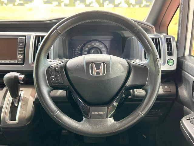 【純正革巻きステアリング】上質な革を使用することで、手にしっかり馴染みとても運転しやすいハンドルです♪
