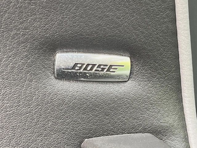 【BOSEサウンドシステム】メーカーオプションの高品位サウンドシステムを搭載。専用のチューニングが施された大小様々なスピーカーから良質なサウンドが奏でられ、臨場感あふれる音響空間を演出します。