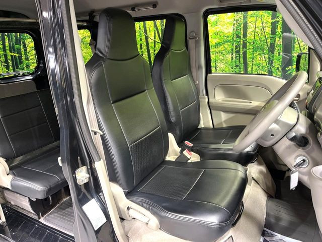 運転席シート廻りは使用感も少なく、良好な状態となっています。前オーナー様が丁寧に使っていたことがよくわかりますね。