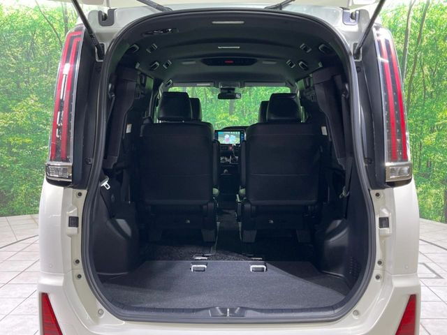 普段のお買い物や通勤、送迎等に十分な荷室スペースを確保しております。セカンドシートを倒すと、大きな荷物の積載も可能です♪