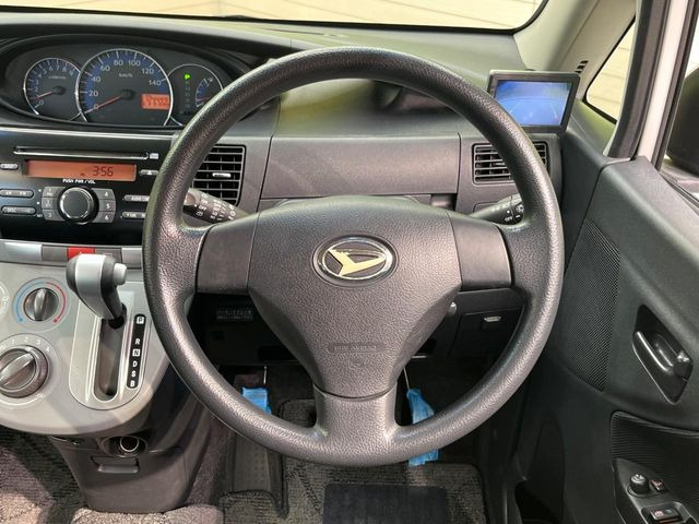 インテリアに合わせたデザインのステアリングは、運転される方のことも考え、運転しやすい形状、大きさです。是非一度、実際に触ってお確かめください。