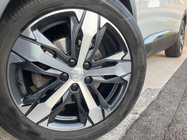 ●純正アルミホイール:輸入車ならではの卓越した走りを支えるホイールと足回りです!日本車の走りに慣れている方にもぜひ体感して頂きたいほど、高いレベルでまとまっています!