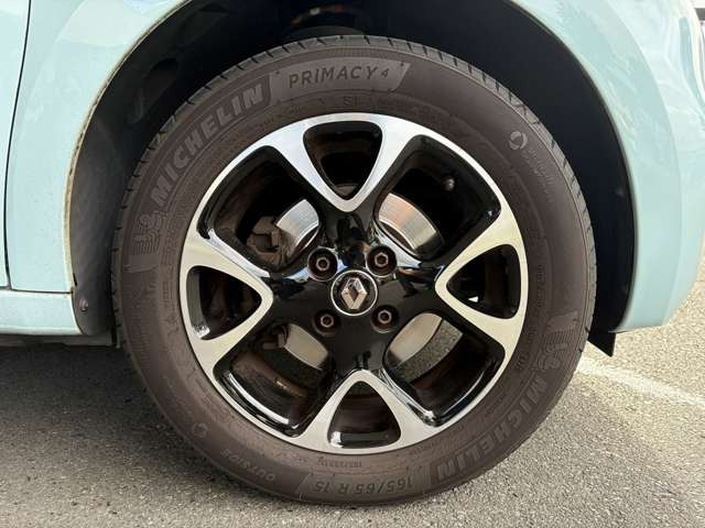 安全装備には、フロントカメラで車両前方の白線を検知し、車線をはみ出しそうになった際にアラームで注意を促す車線逸脱警報(LDW)と、