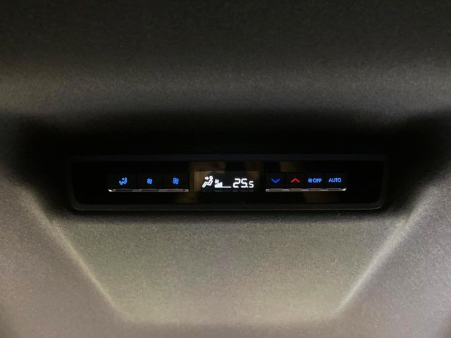 【リアオートエアコン】広い後部座席には必須の機能!風量や温度を自動で調整し前席と同様な車内環境にしてくれるリアオートエアコンを装備。夏の暑さも冬の寒さもストレスなく快適にお過ごしいただけます♪