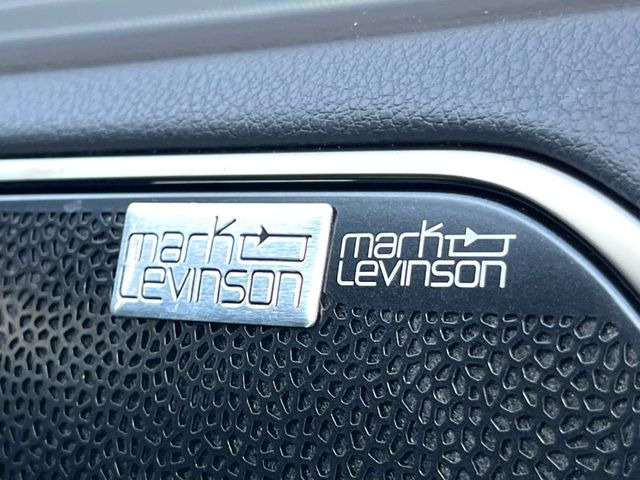 【マークレビンソンサウンドシステム】メーカーオプションの高品位サウンドシステムを搭載。専用のチューニングが施された大小様々なスピーカーから良質なサウンドが奏でられ、臨場感あふれる音響空間を演出します。