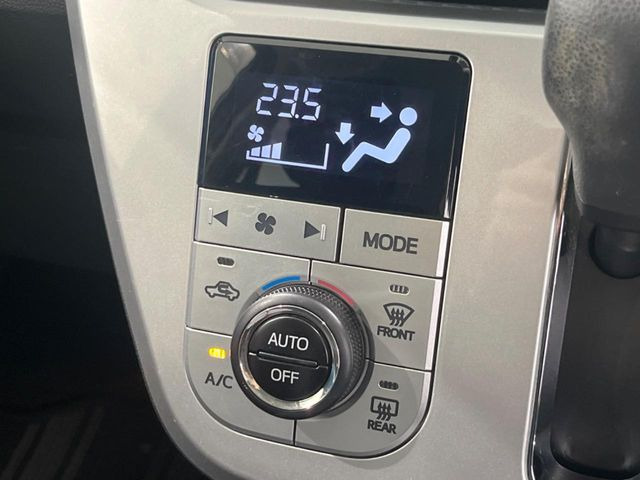 【オートエアコン】一度お好みの温度に設定すれば、車内の温度を検知し風量や温度を自動で調整。暑い&hellip;寒い&hellip;と何度もスイッチ操作をする必要はありません。快適な車内空間には必須の機能ですね♪