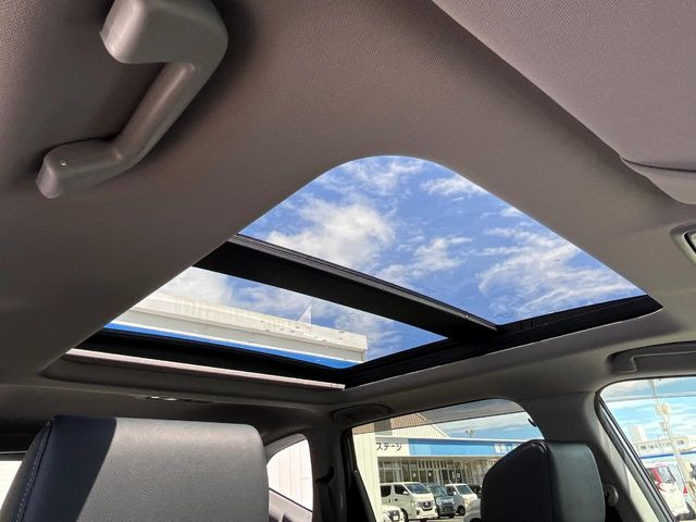 【大型サンルーフ】車内の解放感が一気に上がる大型のパノラマルーフ!季節を問わず開放的で快適なドライブをお楽しみいただけます。流通量も少なく希少価値の高い人気の装備です♪