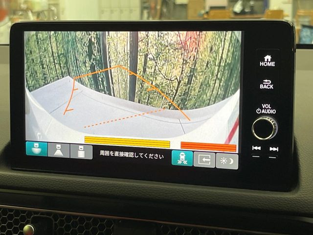 【バックカメラ】駐車時に後方がリアルタイム映像で確認できます。大型商業施設や立体駐車場での駐車時や、夜間のバック時に大活躍!運転スキルに関わらず、今や必須となった装備のひとつです!