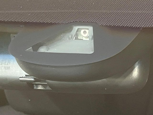【ホンダセンシング】走行中に前方の車両等を認識し、衝突しそうな時は警報とブレーキで衝突回避と被害軽減をアシスト。より安全にドライブをお楽しみいただけます。