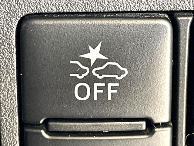 【スマートアシスト】走行中に前方の車両等を認識し、衝突しそうな時は警報とブレーキで衝突回避と被害軽減をアシスト。より安全にドライブをお楽しみいただけます。