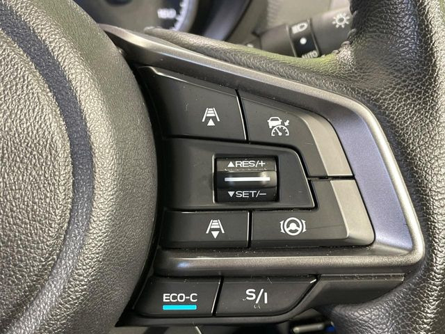 【全車速追従機能付クルーズコントロール】高速道路での長距離走行が楽に!!自動で速度を保つクルーズコントロールが、衝突軽減システムと連携し、前方の車両を感知して車間を保つように速度調節してくれます!!