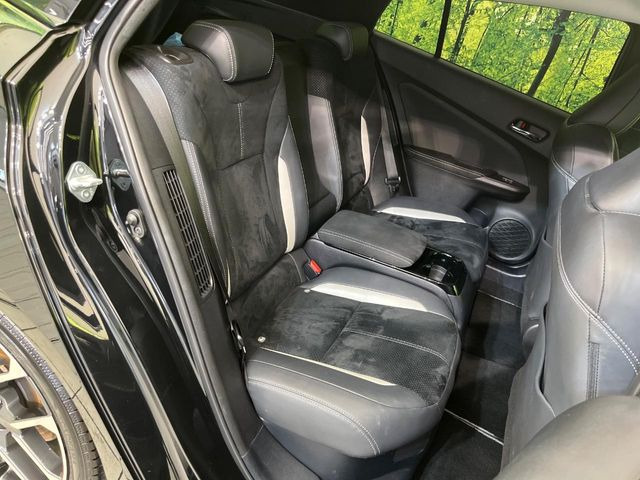 コンパクトカーですが、セカンドシートは十分な広さがあり快適にお乗りいただけます♪シートを倒して大きな荷物を積んだりと、用途の幅が広い1台です。