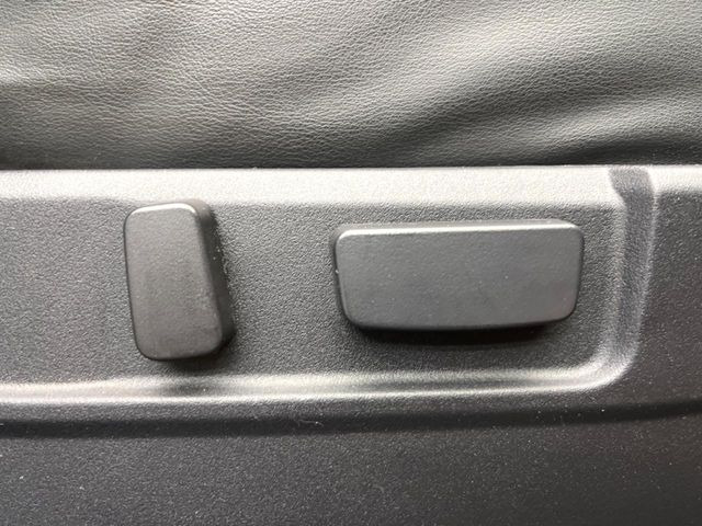 【パワーシート】スイッチ一つで簡単にシートの微調整が可能!電動だから力もいりません!快適なシートポジションにセットして、快適なドライブをお楽しみください。