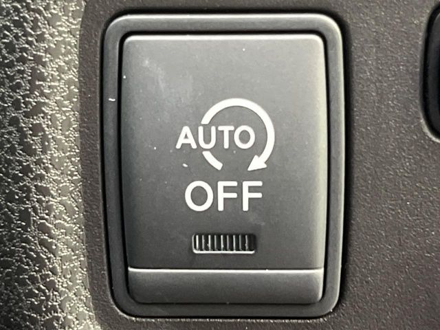 【アイドリングストップ】赤信号や渋滞で停車した際にエンジンを停止し、無駄な燃料の消費を抑えます。燃費向上や環境保護につなげる機能♪エンジンはブレーキを離せば再始動します。