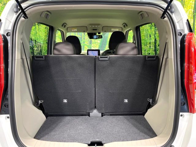 普段のお買い物や通勤、送迎等に十分な荷室スペースを確保しております。セカンドシートを倒すと、大きな荷物の積載も可能です♪