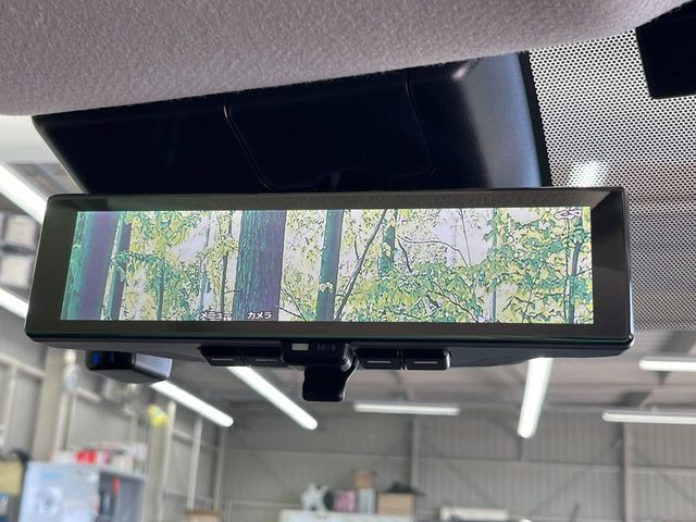 【インテリジェントルームミラー】後席の大きな荷物や同乗者で後方が確認しづらい時でも安心!カメラが撮影した車両後方の映像をルームミラー内に表示。クリアな視界で状況の確認が可能です!