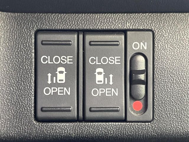 【両側パワースライドドア】スマートキーや運転席のスイッチで後席両側スライドドアの開閉が可能♪電動だから力を入れてドアを開ける必要が無く、小さなお子様でも簡単に開け閉めでき快適です♪
