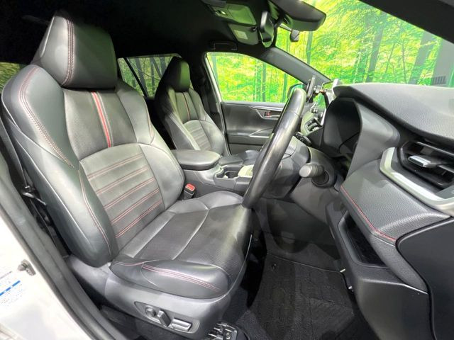 運転席シート廻りは使用感も少なく、良好な状態となっています。前オーナー様が丁寧に使っていたことがよくわかりますね。