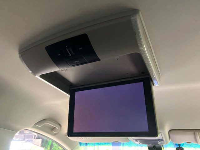 【フリップダウンモニター】大画面モニターで後席でもエンタメをお楽しみいただけます。小さなお子様にも大人気の装備です♪