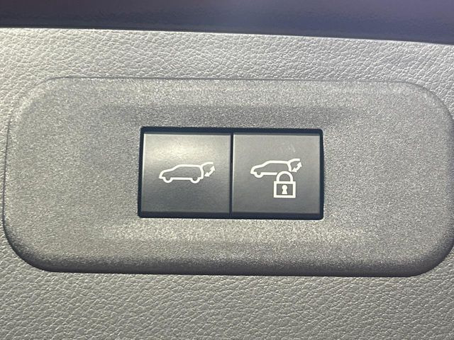 【パワーバックドア】スマートキーや運転席のボタンを押すだけでリアゲートが自動で開閉します!荷物を持っている時や、高い位置にあるバックドアを閉める際に便利な機能です♪