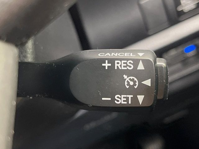 【クルーズコントロール】高速道路もラクラク走行。アクセルを離しても一定速度で走行ができ、長距離運転時の負担を軽減!加速・減速も簡単なスイッチ操作で調整できます。
