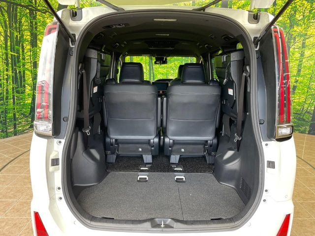 後席を格納すると、これだけの広さが!シーンに合わせたシートアレンジで、大きな荷物も積むことが出来ます♪