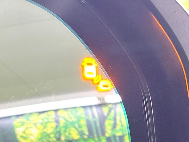 【ブラインドスポットインフォメーション】走行中、ドアミラーの死角になりやすい箇所に後続車が接近するとサイドミラー付近に警告を表示、ドライバーに注意喚起をしてくれます。