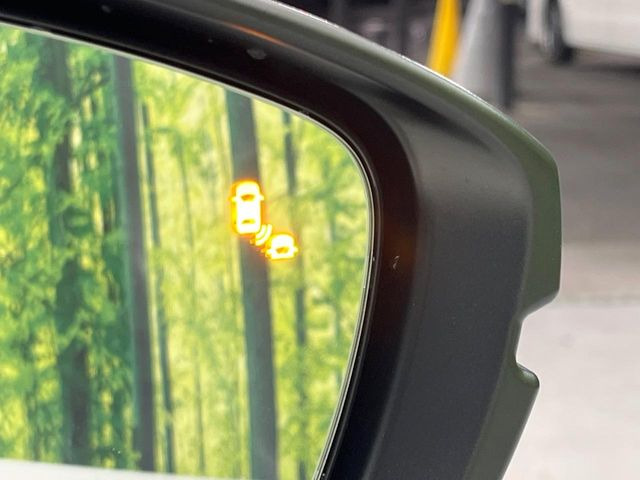 【ブラインドスポットインフォメーション】走行中、ドアミラーの死角になりやすい箇所に後続車が接近するとサイドミラー付近に警告を表示、ドライバーに注意喚起をしてくれます。