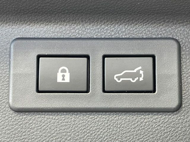 【パワーバックドア】スマートキーや運転席のボタンを押すだけでリアゲートが自動で開閉します!荷物を持っている時や、高い位置にあるバックドアを閉める際に便利な機能です♪