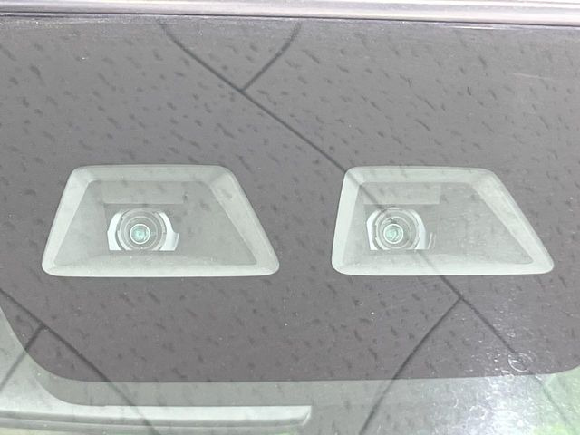 【スマートアシスト】走行中に前方の車両等を認識し、衝突しそうな時は警報とブレーキで衝突回避と被害軽減をアシスト。より安全にドライブをお楽しみいただけます。