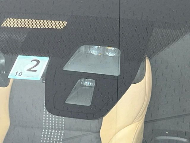 【ホンダセンシング】走行中に前方の車両等を認識し、衝突しそうな時は警報とブレーキで衝突回避と被害軽減をアシスト。より安全にドライブをお楽しみいただけます。
