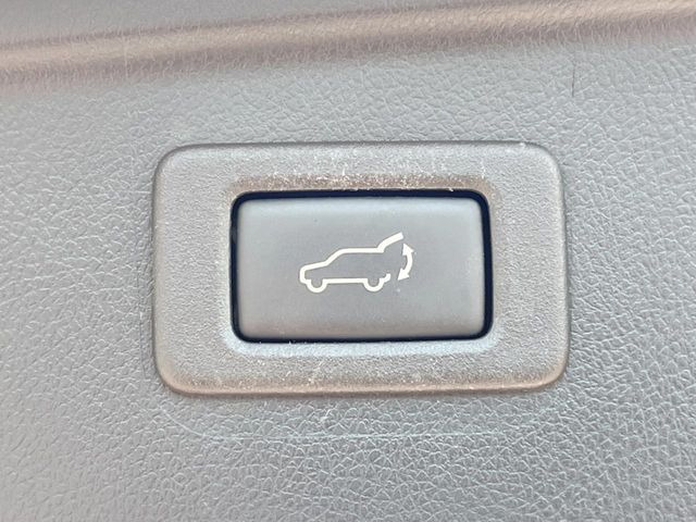 【パワーバックドア】スマートキーや運転席のボタンを押すだけでリアゲートが自動で開閉します!荷物を持っている時や、高い位置にあるバックドアを閉める際に便利な機能です♪