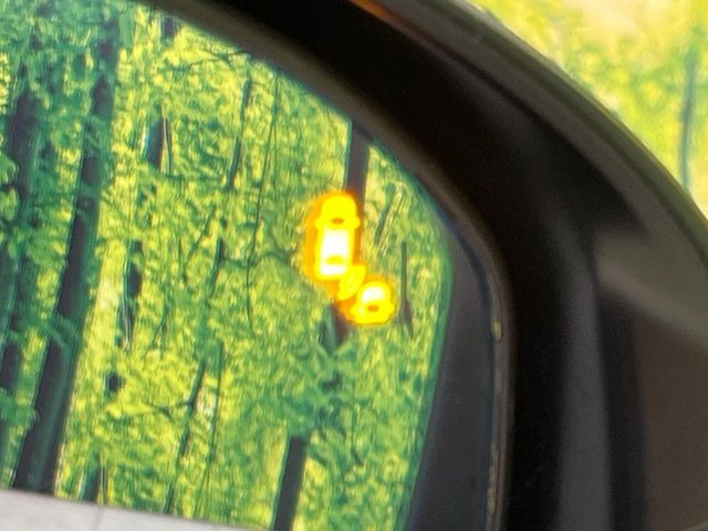 【ブラインドスポットインフォメーション】走行中、ドアミラーの死角になりやすい箇所に後続車が接近するとサイドミラー付近に警告を表示、ドライバーに注意喚起をしてくれます。