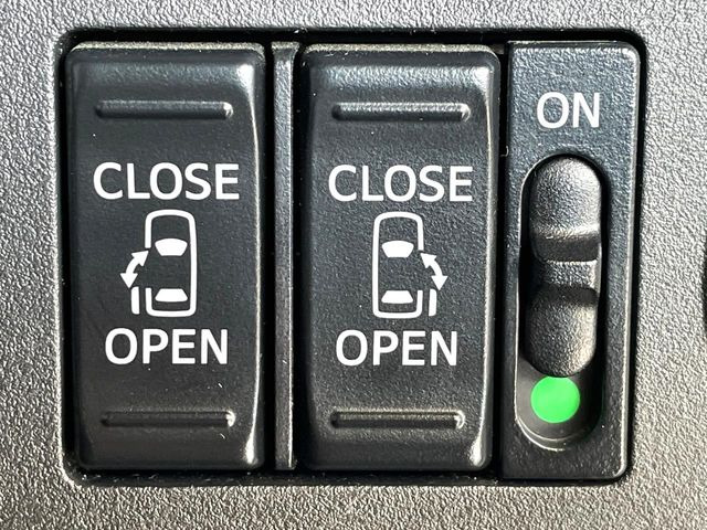 【両側パワースライドドア】スマートキーや運転席のスイッチで後席両側スライドドアの開閉が可能♪電動だから力を入れてドアを開ける必要が無く、小さなお子様でも簡単に開け閉めでき快適です♪