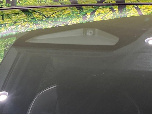 【トヨタセーフティセンス】走行中に前方の車両等を認識し、衝突しそうな時は警報とブレーキで衝突回避と被害軽減をアシスト。より安全にドライブをお楽しみいただけます。