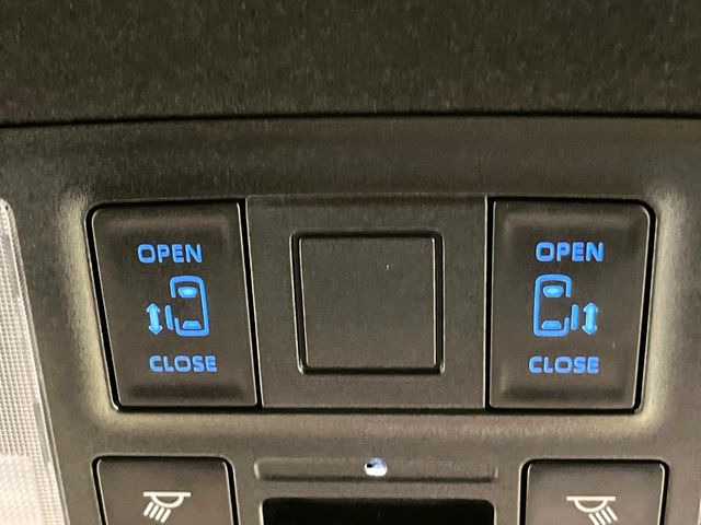 【両側パワースライドドア】スマートキーや運転席のスイッチで後席両側スライドドアの開閉が可能♪電動だから力を入れてドアを開ける必要が無く、小さなお子様でも簡単に開け閉めでき快適です♪