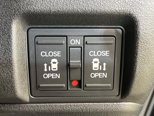 【両側パワースライドドア】スマートキーや運転席のスイッチで後席両側スライドドアの開閉が可能♪電動だから力を入れてドアを開ける必要が無く、小さなお子様でも簡単に開け閉めでき快適です♪