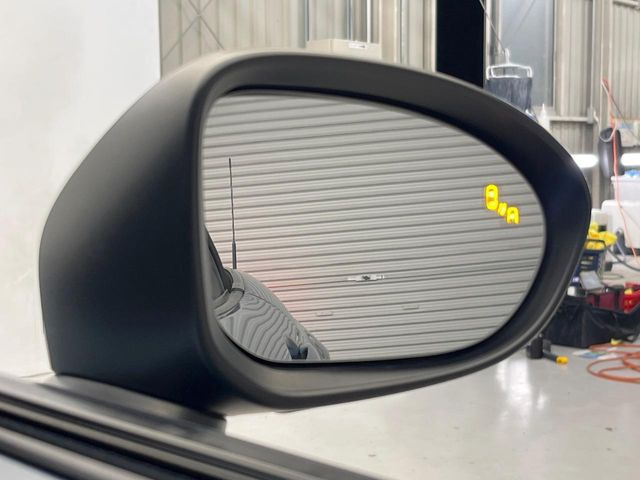 【ブラインドスポットモニタリング】走行中、ドアミラーの死角になりやすい箇所に後続車が接近するとサイドミラー付近に警告を表示、ドライバーに注意喚起をしてくれます。