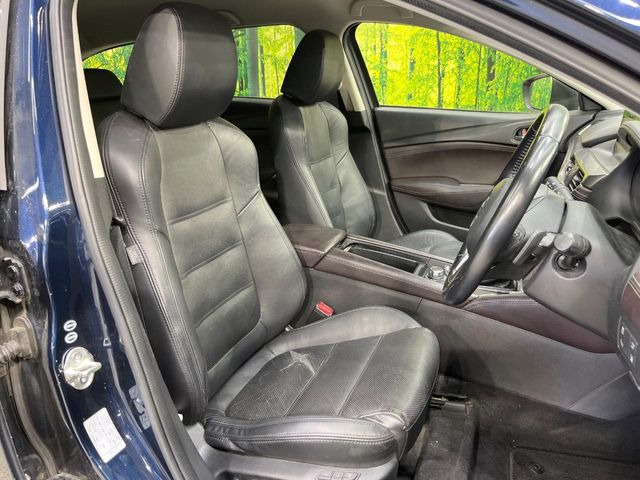 運転席シート廻りは使用感も少なく、良好な状態となっています。前オーナー様が丁寧に使っていたことがよくわかりますね。