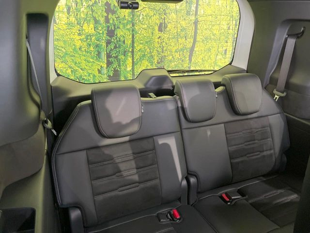 床下収納式のサードシートです。座席部分をコンパクトに収納でき、広大な荷室スペースとしてお使いいただけます!乗車人数や荷物の量など利用シーンに合わせて3列目を有効活用でき、とっても便利♪