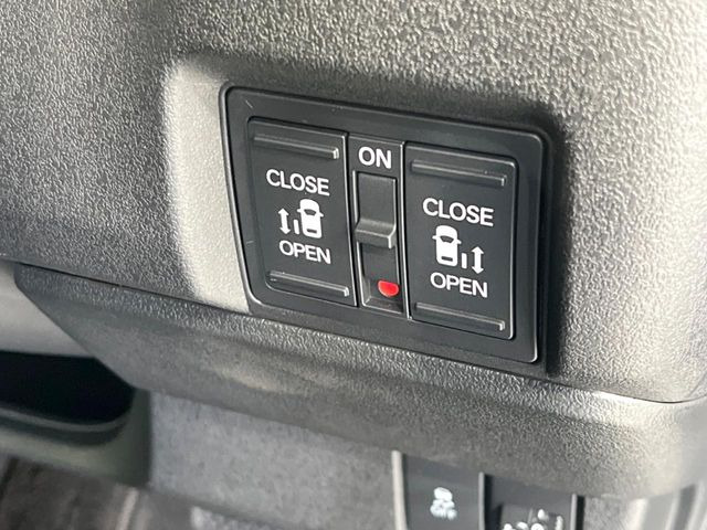 【両側パワースライドドア】スマートキーや運転席のスイッチで後席両側スライドドアの開閉が可能♪電動だから力を入れてドアを開ける必要が無く、小さなお子様でも簡単に開け閉めでき快適です♪