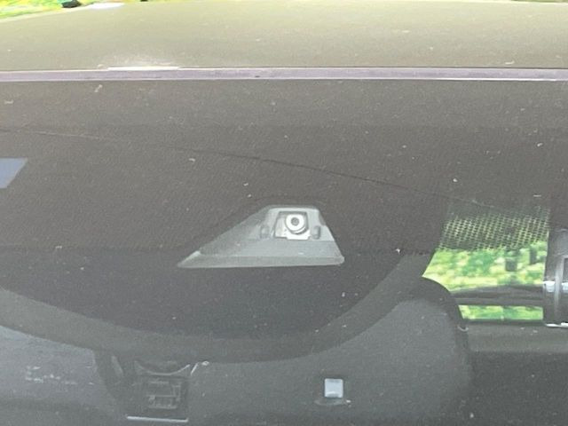 【ホンダセンシング】走行中に前方の車両等を認識し、衝突しそうな時は警報とブレーキで衝突回避と被害軽減をアシスト。より安全にドライブをお楽しみいただけます。